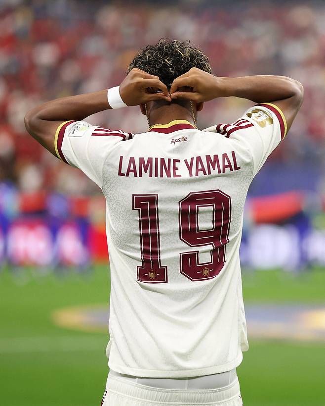 ARLINGTON, TEXAS - JULY 06: Lamine Yamal #19 of Spain looks on before the FIFA World Cup 2026 Round of 16 match between Portugal and Spain at Dallas Stadium on July 06, 2026 in Arlington, Texas.   Florencia Tan Jun/Getty Images/AFP (Photo by Florencia Tan Jun / GETTY IMAGES NORTH AMERICA / Getty Images via AFP)<저작권자(c) 연합뉴스, 무단 전재-재배포, AI 학습 및 활용 금지>