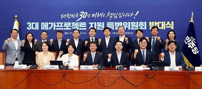 한병도(앞줄 왼쪽 세번째) 위원장이 10일 여의도 국회에서 열린 더불어민주당 3대 메가프로젝트 지원 특별위원회 발대식에서 위원들과 기념촬영하고 있다. 2026.07.10. [서울=뉴시스]
