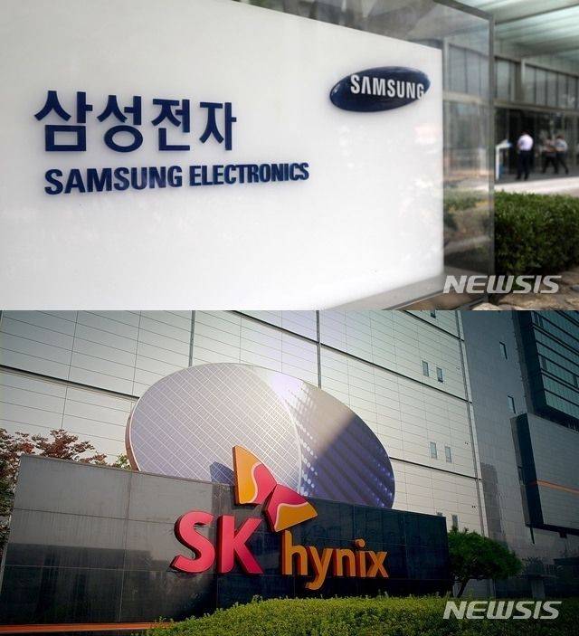 삼성전자(위)와 SK하이닉스(아래) 로고 현판. 뉴시스 제공