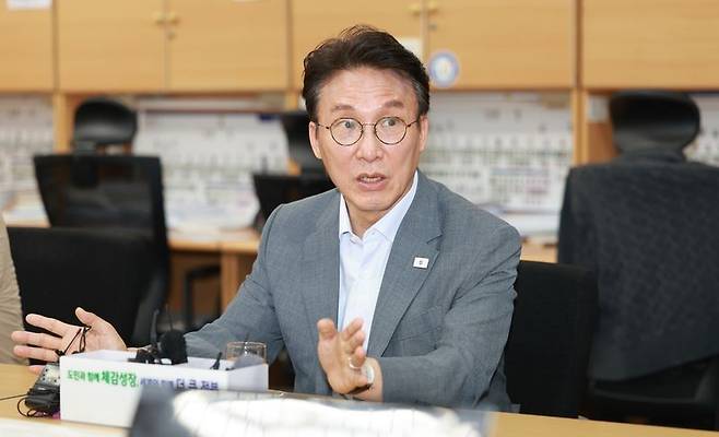 김민석 전 국무총리가 10일 전북도청에서 기자들을 만나 발언하고 있다. 연합뉴스