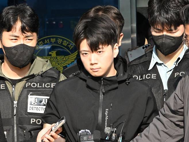 일면식 없는 여고생을 살해해 살인·살인미수 등의 혐의를 받는 장윤기가 지난 5월 광주 서부경찰서에서 검찰에 송치되고 있다. 뉴시스