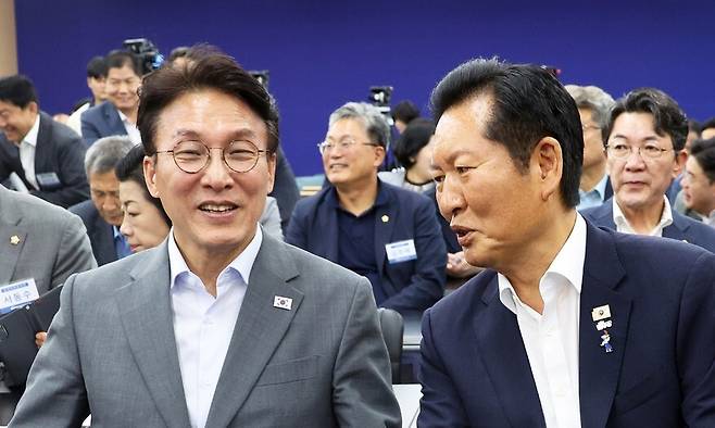 정청래 전 대표와 김민석 전 총리가 10일 전주시 더불어민주당 전북특별자치도당 당사에서 열리는 민주당 상무위원회의에 참석해 대화하고 있다. 연합뉴스