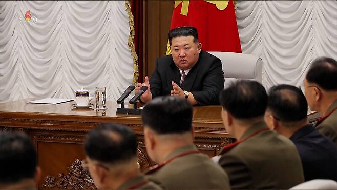 김정은 북한 국무위원장이 지난 9일 노동당 중앙군사위원회 제9기 제1차 확대회의를 지도하고 ‘군사 대책’ 명령서 7건에 친필 서명했다고 조선중앙티브이가 10일 보도했다. 연합뉴스