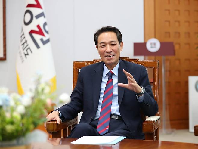 우상호 강원지사가 7일 강원도청 통상상담실에서 한국일보와 인터뷰하고 있다. 강원도 제공