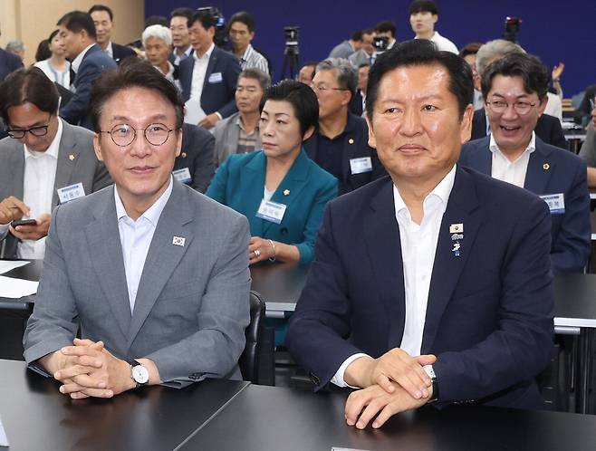 김민석 전 국무총리(왼쪽)와 정청래 전 더불어민주당 대표가 10일 전북 전주에서 열린 민주당 전북도당 상무위원회에 참석해 나란히 앉아 있다. 뉴스1