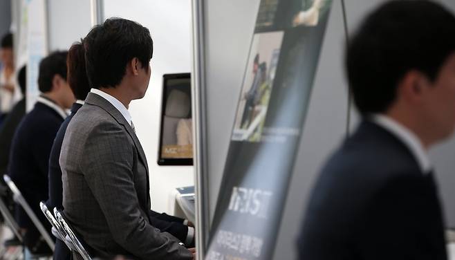 한 채용박람회장에서 일자리를 찾는 청년들이 진지하게 구직 상담을 하고 있다. [사진 = 연합뉴스]