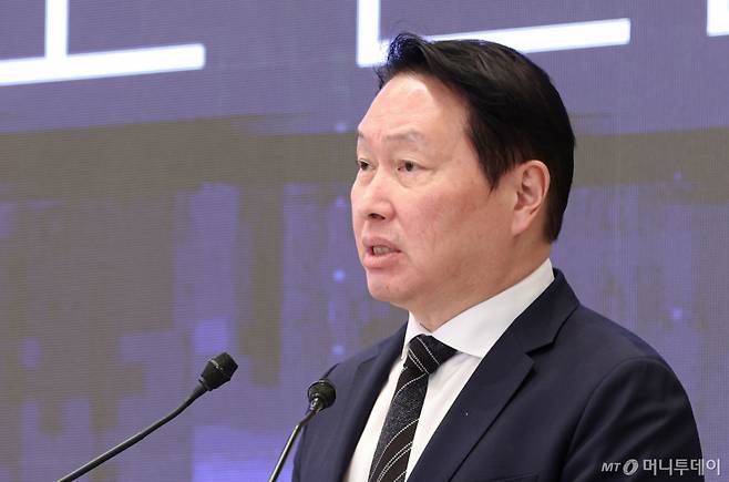 최태원 SK 회장이 지난 6월29일 청와대 영빈관에서 열린 '대한민국 대도약 3대 메가프로젝트 국민보고회'에서 투자 계획 발표를 하고 있다. /사진=뉴시스