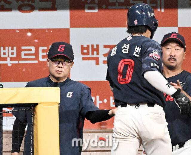 20일 오후 서울 고척스카이돔에서 진행된 '2026 프로야구 KBO리그' 키움히어로즈와 롯데자이언츠의 경기. 롯데 김태형 감독이 3회초 1사 만루서 레이예스의 적시타때 홈을 밟은 황성빈과 환호하고 있다./마이데일리