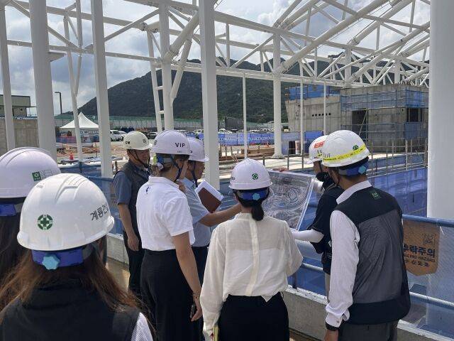 FISU 조정방문단이 충남 테니스장 현장 점검을 하고 있다. /2027 충청 유니버시아드대회 조직위원회 제공