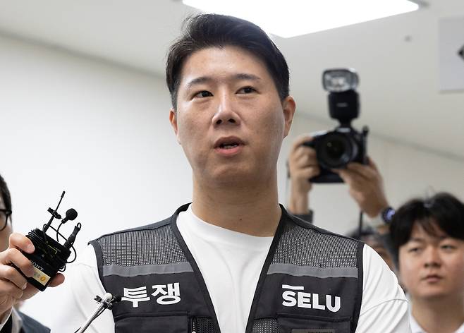최승호 초기업노동조합 삼성전자지부 위원장이 20일 오전 세종시 정부세종청사 중앙노동위원회에서 열린 삼성전자 노사 3차 사후조정 회의에 참석하며 입장을 밝히고 있다. 이날 사후조정 회의에서도 합의가 불발되면 노조는 내일부터 삼성전자 창사이래 첫 총파업에 돌입할 계획이다. 세종=윤창빈 기자