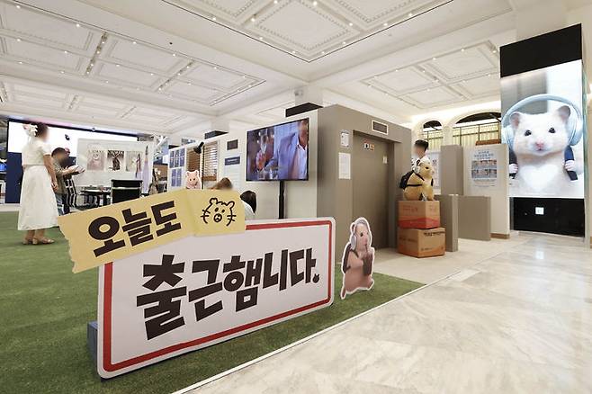 신세계백화점은 오는 22일까지 강남점 1층 오픈스테이지에서 인기를 끌고 있는 AI 크리에이터 '정서불안 김햄찌' 팝업스토어 '오늘도 출근햄니다'를 운영한다고 10일 밝혔다. *재판매 및 DB 금지