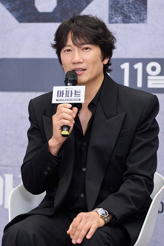 [서울=뉴시스] 배우 지성이 10일 JTBC 새 토일드라마 '아파트' 온라인 제작발표회에서 질의응답을 하고 있다. (사진=JTBC 제공) 2026.07.10. photo@newsis.com *재판매 및 DB 금지