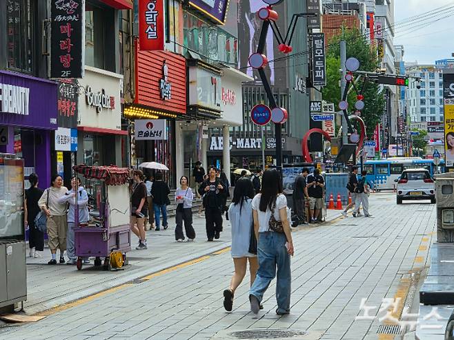 평일 오후 부산 부산진구 서면 거리에 시민들이 지나가고 있다. 정혜린 기자