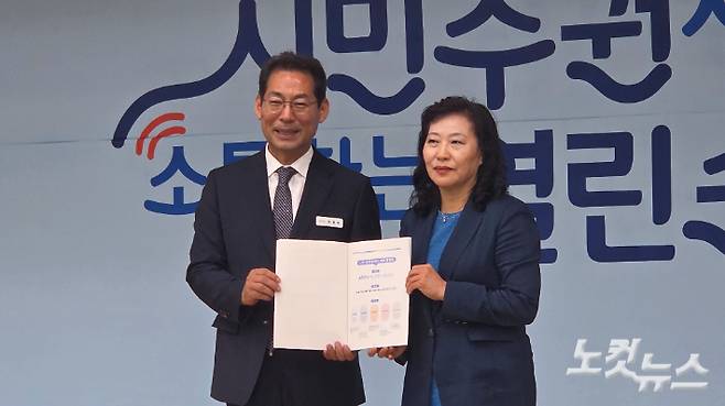 박기영 순천시장직 인수위원장(오른쪽)이 10일 활동 결과 보고회에서 손훈모 순천시장에게 정책 제안서를 전달한 뒤 기념촬영을 하고 있다. 박사라 기자