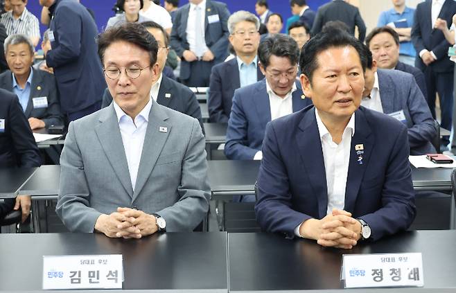 정청래 전 대표와 김민석 전 총리가  10일 전주시 더불어민주당 전북특별자치도당 당사에서 열리는 민주당 상무위원회의에 참석하고 있다. 연합뉴스