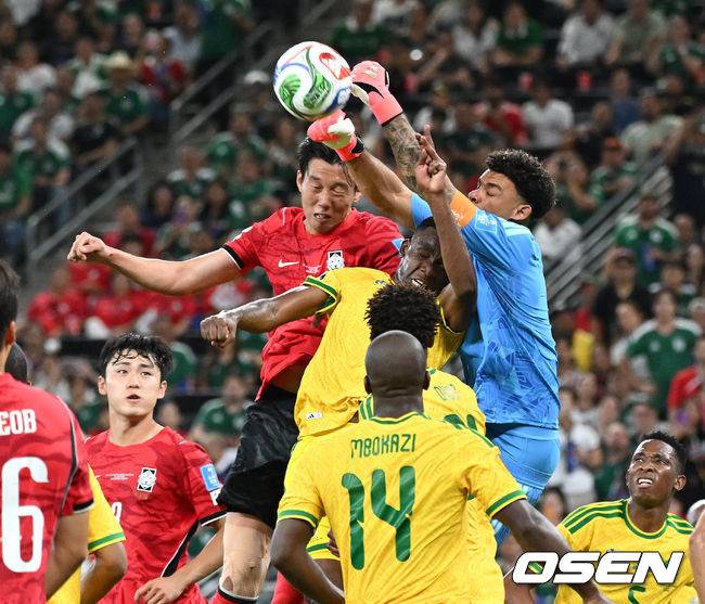 [OSEN=몬테레이(멕시코), 이대선 기자] 홍명보 감독이 이끄는 대한민국 축구대표팀은 25일(이하 한국시간) 오전 10시 멕시코 몬테레이 스타디움에서 개최된 2026 국제축구연맹(FIFA) 북중미 월드컵 조별리그 A조 최종전에서 남아프리카공화국에게 0-1 충격패를 당했다. 1승2패가 된 한국은 A조 3위로 밀리며 32강 자력진출에 실패했다. 한국은 나머지 조들의 상황을 따져보고 32강에 진출할 가능성은 남아있다. 1승1무1패의 남아공이 2위로 32강 진출을 확정지었다. 후반 대한민국 이한범이 헤더를 시도하고 있다. 2026.06.25 /sunday@osen.co.kr