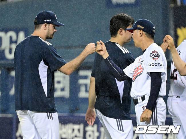 [OSEN=잠실, 최규한 기자] 두산 김원형호가 전반기를 기분 좋게&nbsp;마무리했다.&nbsp;프로야구 두산 베어스는 9일 서울 잠실구장에서 열린 2026 신한 SOL KBO리그 SSG 랜더스와의 시즌 9차전에서 7-0 완승을 거뒀다.&nbsp;5위 두산은 2연승과 함께&nbsp;5연속 위닝시리즈에 성공했다.경기를 마치고 승리한 두산 김원형 감독이 승리투수 잭로그와 인사를 나누고 있다. 2026.07.09 / dreamer@osen.co.kr