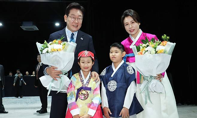 이재명 대통령과 김혜경 여사가 10일(현지시간) 몽골 울란바타르 한 호텔에서 열린 동포 오찬간담회에서 화동과 기념촬영을 하고 있다. 연합뉴스