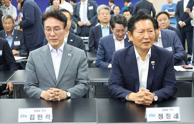 정청래 전 대표와 김민석 전 총리가 10일 전주시 더불어민주당 전북특별자치도당 당사에서 열리는 민주당 상무위원회의에 참석하고 있다. 2026.7.10 연합뉴스