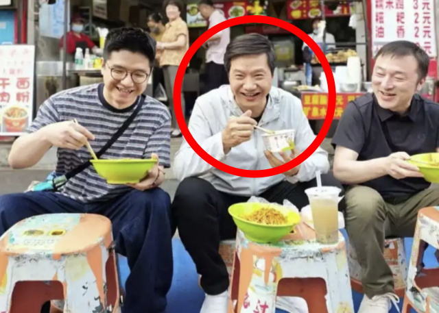 레이쥔 샤오미 최고경영자(CEO·가운데)가 길거리 음식을 먹는 사진. 사진 제공=우한 문화관광국
