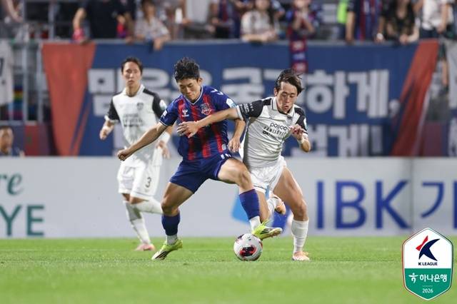 전남드래곤즈(흰색 유니폼)-수원FC 경기. /사진=한국프로축구연맹 제공