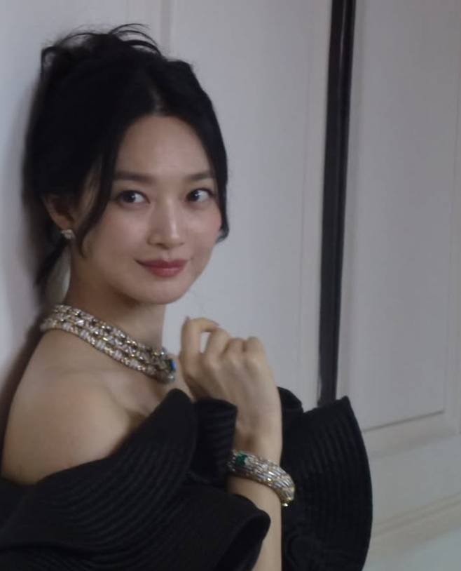 Actress Shin Min-a exuded a captivating aura by sharing photos on her Instagram wearing a black off-shoulder dress. In the released photos, Shin Min-a drew attention with her signature elegant visuals.Meanwhile, the thriller film Eyes, starring Shin Min-a, continues its box office success after recently surpassing 1 million cumulative viewers.