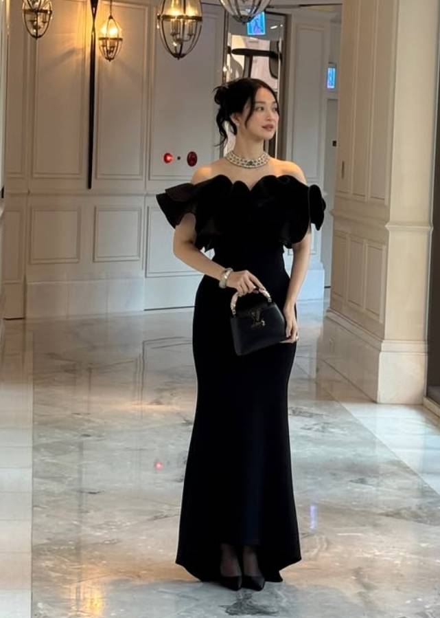 Actress Shin Min-a exuded a captivating aura by sharing photos on her Instagram wearing a black off-shoulder dress. In the released photos, Shin Min-a drew attention with her signature elegant visuals.Meanwhile, the thriller film Eyes, starring Shin Min-a, continues its box office success after recently surpassing 1 million cumulative viewers.