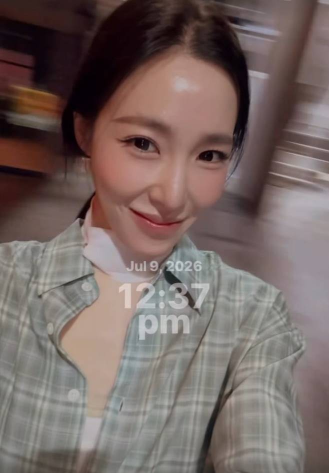 Tiffany Young has garnered attention for her dramatic hairstyle transformation, switching from black hair to a brown bob. She captivated fans by revealing her changed look on her social media account in just seven hours.Tiffany Young initially revealed her black hair style around 12:37 PM on the 9th, but later posted an additional video around 7:04 PM on the same day, showing her transformation into a brown bob. This drastic style change appears to be a move to better portray the role of Yumi in the musical *Yumis Cells*, in which she is currently starring.Meanwhile, Tiffany Young and Byun Yo-han completed their marriage registration last February to become legally married. She is continuing her active career by taking on the lead role of Yumi in the musical *Yumis Cells*, which opened on the 30th of last month.