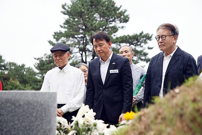'반헌법행위자열전' 민주열사에 헌정 (남양주=연합뉴스) 최현덕 경기 남양주시장(가운데)이 10일 마석 모란공원에서 도올 김용옥 선생 등 '반헌법행위자열전' 편찬위원회 관계자들과 함께 민주열사 묘소를 참배하고 있다. 2026.7.10 [남양주시 제공. 재판매 및 DB 금지]