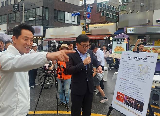 상봉먹자골목 상권 설명 듣는 오세훈 서울시장 [촬영 김준태]