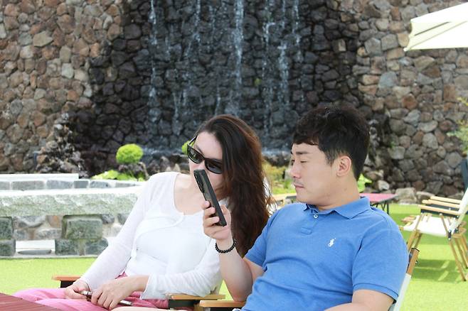 11일 오후, 주말이면 카페 너와를 찾는다는 안경호(42·울릉읍) 씨 부부가 여유를 즐기고 있다. /황진영 기자