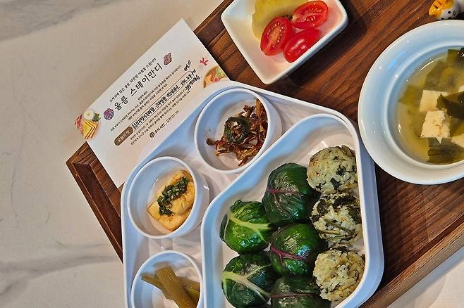 울릉 스테이만디 무료 조식 상차림. 울릉도 특산 산채 명이, 부지깽이 등을 활용해 호응도가 높다. /황진영 기자