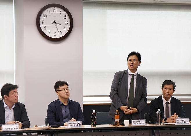 ▲소대섭 한국항공보안학회장(한서대학교 항공정책센터장·항공보안학과장(교수))이 인천국제공항공사 항공교육원에서 '보이지 않는 위협, 신종 드론테러 예방과 공항 대응 전략'을 주제로 열린 대테러·대드론 전문가 토론회에서 발언하고 있다. 사진=한국항공보안학회