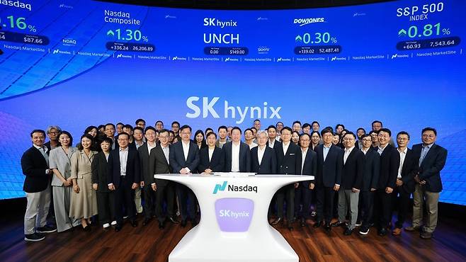 최태원 SK그룹 회장, 곽노정 SK하이닉스 CEO 등 주요 경영진이 마켓사이트 앞에서 기념 촬영을 하고 있다.(왼쪽 첫 줄 여덟 번째부터 최재원 SK스퀘어 수석부회장, 곽노정 SK하이닉스 CEO, 최태원 SK그룹 회장, 고승범 SK하이닉스 사외이사 겸 이사회 의장, 유정준 SK(주) 미주총괄 부회장)/뉴스1