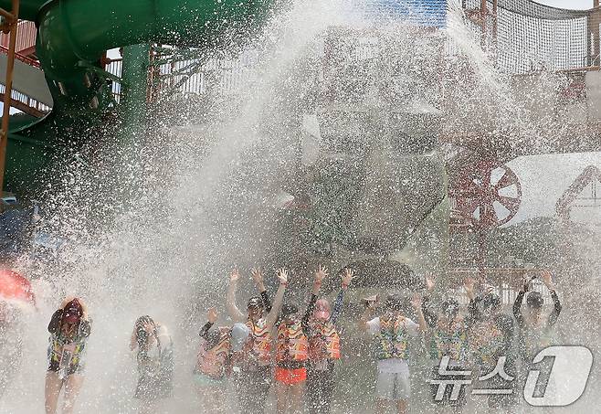 11일 전국 대부분에 폭염특보가 발효되면서 무더운 날씨를 보였다. 지난 9일 오후 경남 김해 롯데워터파크를 찾은 피서객들이 물놀이를 즐기며 더위를 식히는 모습. 2026.7.9 ⓒ 뉴스1 윤일지 기자