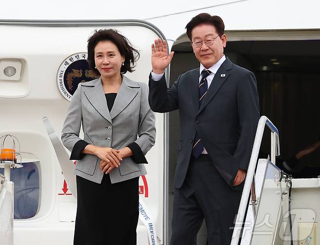 몽골 국빈 방문 공식 일정을 마치고 귀국하는 이재명 대통령과 김혜경 여사가 11일(현지시간) 칭기즈칸 국제공항 한국행 공군 1호기에서 환송객에게 인사하고 있다. 2026.7. 11 ⓒ 뉴스1 이재명 기자