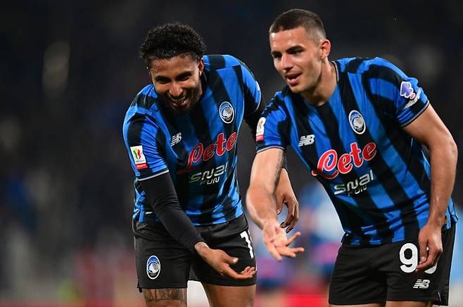 Soccer Football - Coppa Italia - Semi Final - Second Leg - Atalanta v Lazio - New Balance Arena, Bergamo, Italy - April 22, 2026 Atalanta‘s Ederson celebrates scoring their first goal with Nikola Krstovic REUTERS/Daniele Mascolo
