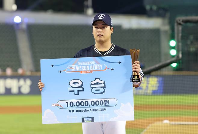 10일 서울 잠실야구장에서 열린 2026 KBO 퓨처스 올스타전 홈런 더비에서 우승한 한화 이글스 강백호가 트로피를 들고 기념촬영하고 있다. 사진 | 잠실=연합뉴스