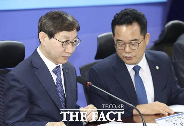 을지로위원회는 홈플러스 회생 협조를 이끌어내기 위해 향후 가용 수단을 총동원, MBK와 메리츠를 압박한다는 계획이다. 국회 청문회 추진은 물론, 국민연금공단에 MBK에 대한 2조 2000억원에 달하는 투자금 회수 요청도 불사할 것으로 보인다. 사진은 민병덕 민주당 을지로위원회 위원장(오른쪽)과 김성주 국민연금관리공단 이사장이 지난 9일 국회 의원회관에서 열린 '홈플러스 회생을 위한 국민연금공단 이사장 간담회'에서 이야기를 나누고 있는 모습. /뉴시스