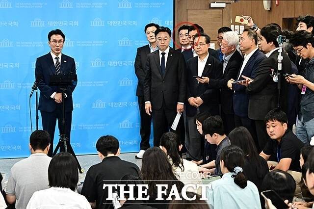 지난 6일 국회에서 열린 김민석 전 국무총리의 민주당 대표 출마 기자회견에 최혁진(원 안) 무소속 의원이 참석해 눈길을 끌었다. /배정한 기자