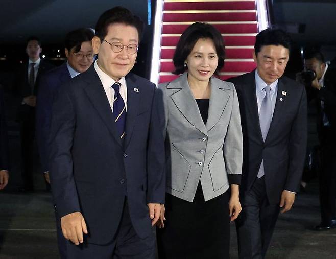 북대서양조약기구(NATO) 정상회의 참석 및 몽골 국빈 방문을 마친 이재명 대통령이 11일 경기 성남 서울공항에 도착해 이동하고 있다. ⓒ뉴시스
