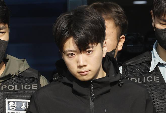 광주 도심에서 일면식도 없는 10대 여고생을 살해한 장윤기 씨가 5월 14일 오전 광주 서부경찰서에서 검찰로 송치되고 있다. 뉴스1