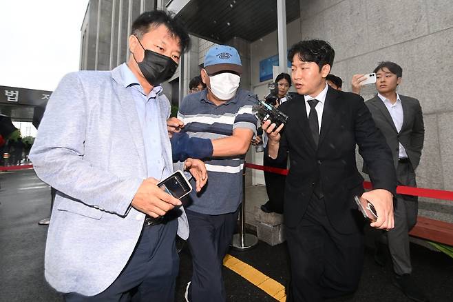 ‘장윤기 사건’과 관련해 증거인멸 혐의를 받고 있는 광주 광산경찰서 소속 경감이 8일 오전 광주 동구 광주지법에서 열린 구속 전 피의자 심문(영장실질심사)을 마치고 이동하고 있다. 뉴시스