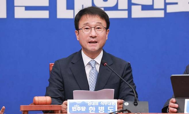 더불어민주당 한병도 대표 직무대행 겸 원내대표가 10일 국회에서 열린 최고위원회의에 참석해 발언하고 있다. 연합뉴스