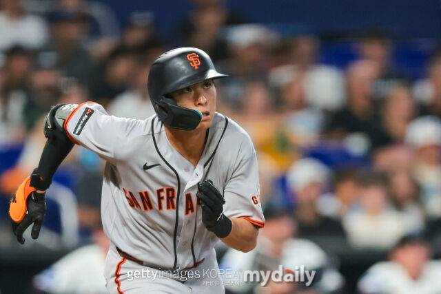 MLB 샌프란시스코에서 뛰고 있는 이정후는 11일(한국시각) 열린 콜로라도와 홈 경기 첫 타석에서 안타를 쳐 시즌 100안타째를 달성했다./게티이미지코리아