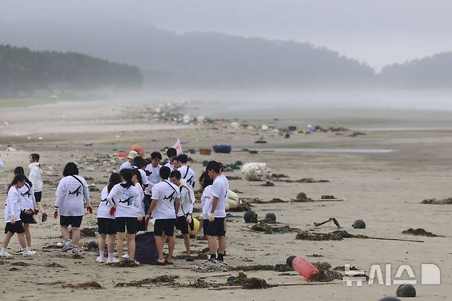 [백령도=뉴시스] 권창회 기자 = 2026 해양문화 대장정에 참가한 대학생들이 10일 인천 옹진군 백령도 사곶해수욕장에서 플로깅을 하고 있다.해양수산부가 주최하고 한국해양재단이 주관하는 이번 '2026 해양문화대장정'은 대학생들에게 해양문화 탐방 기회를 제공해 해양에 대한 긍정적인 인식을 높이고, 해양문화에 대한 이해와 관심을 도모하기 위해 마련됐다. 8일부터 17일까지 9박10일 일정으로 진행된다. 2026.07.10. kch0523@newsis.com