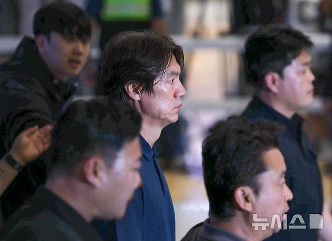 [인천공항=뉴시스] 황준선 기자 = 2026 북중미 월드컵 조별리그에서 탈락한 홍명보 전 대한민국 축구 국가대표팀 감독이 30일 인천국제공항 제2터미널을 통해 귀국하고 있다. (공동취재) 2026.06.30. photo@newsis.com