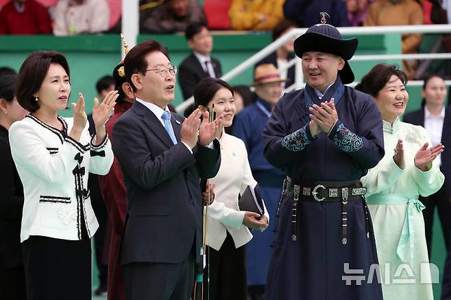 [울란바타르=뉴시스] 조성봉 기자 = 몽골을 국빈 방문한 이재명 대통령과 김혜경 여사가 11일(현지 시간) 울란바타르 국립체육경기장 내 활쏘기 경기장에서 경기를 관람하며 박수를 치고 있다 2026.07.11. suncho21@newsis.com