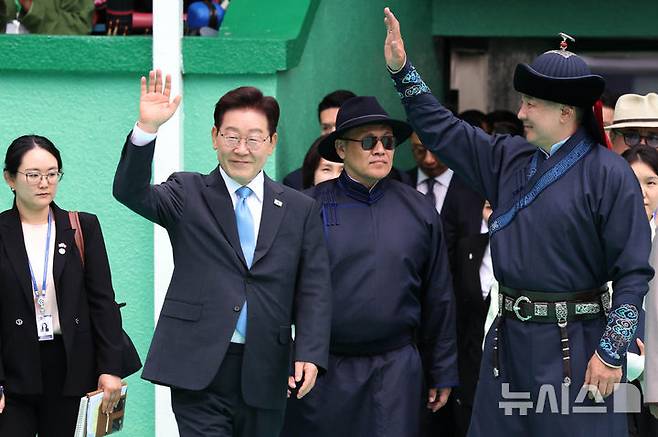 [울란바타르=뉴시스] 조성봉 기자 = 몽골을 국빈 방문한 이재명 대통령이 11일(현지 시간) 울란바타르 국립체육경기장 내 활쏘기 경기장에 오흐나 후렐수흐 몽골 대통령과 입장하며 인사하고 있다. 2026.07.11. suncho21@newsis.com