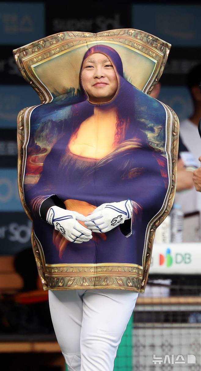 [서울=뉴시스] 박주성 기자 = 11일 오후 서울 잠실야구장에서 열린 2026 신한 SOL KBO 리그 올스타전에서 2회초 나눔 올스타 문현빈이 모나리자 분장을 하고 타석에 들어서고 있다. 2026.07.11. park7691@newsis.com